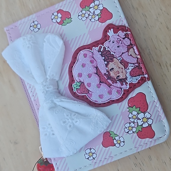 STRAWBERRY SHORTCAKE ZIPPERED CARDHOLDER - Picture 10 of 11